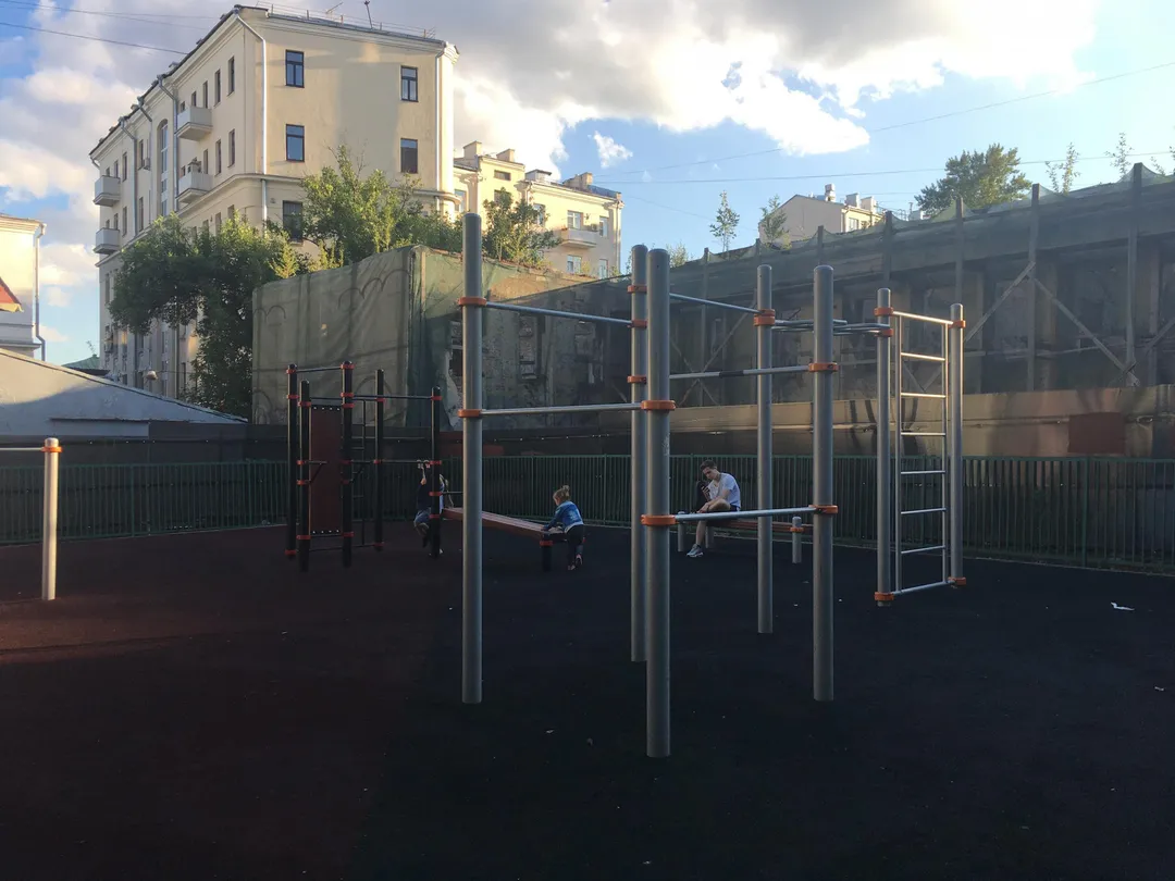 Турнік на майданчику Calisthenics Park at улица Покровка, Москва – фото 1 з 2