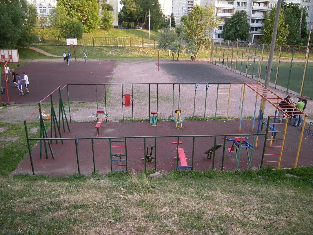 Sbarra per trazioni presso Outdoor Gym in район Капотня, Москва – foto 1 di 3