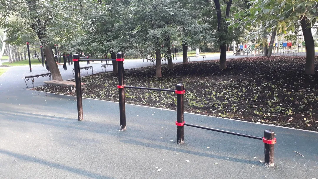 Bare paralele la Calisthenics Park at Берёзовая аллея, Москва – fotografia 3 din 6