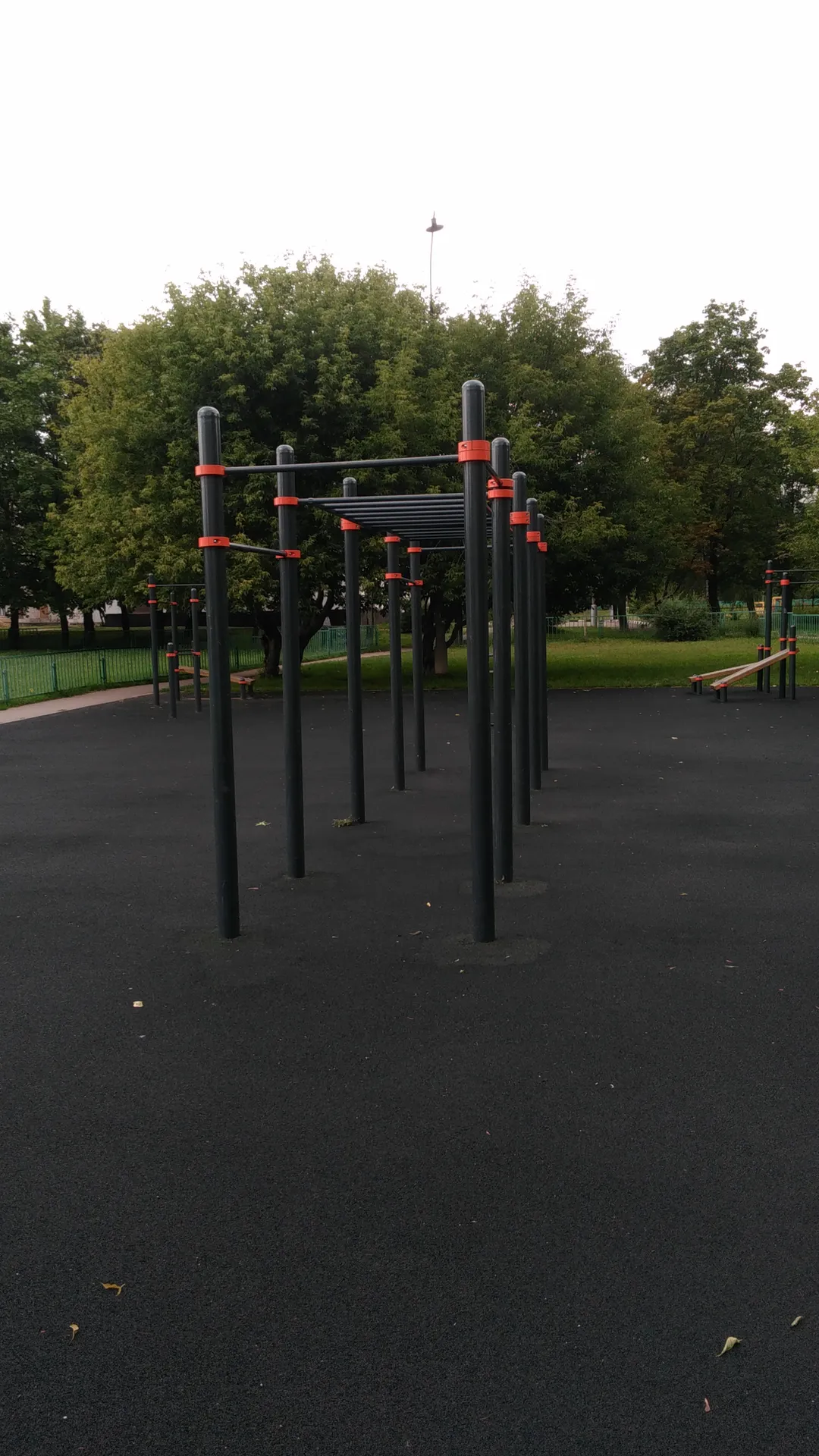 Бруси на майданчику Calisthenics Park at Ставропольская улица, Москва – фото 2 з 5