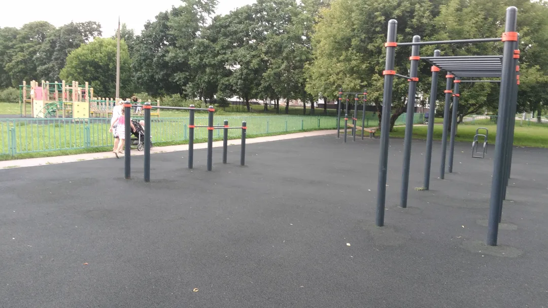 Лавка для преса на майданчику Calisthenics Park at Ставропольская улица, Москва – фото 5 з 5