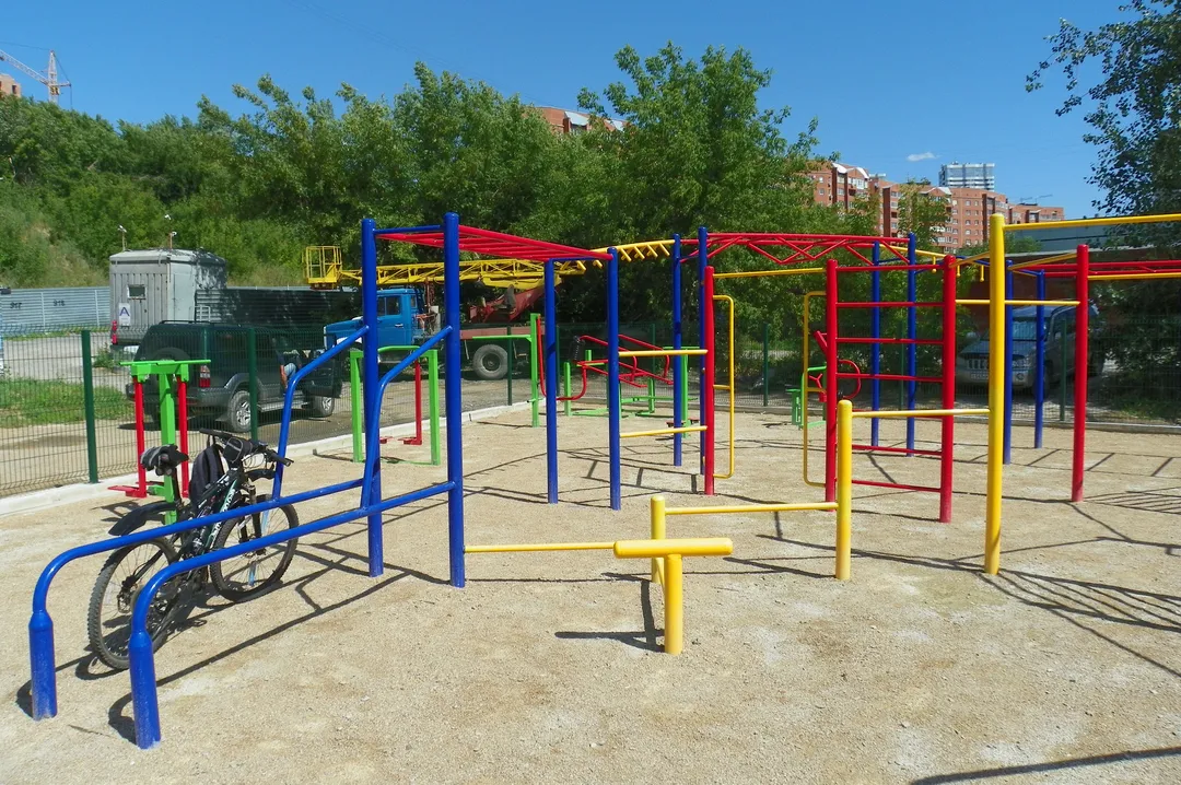 Bară de tracțiuni la Calisthenics Park at Окопный переулок, городской округ Новосибирск – fotografia 1 din 7