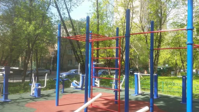Sbarra per trazioni presso Calisthenics Park at Никоновский переулок, Москва – foto 1 di 1