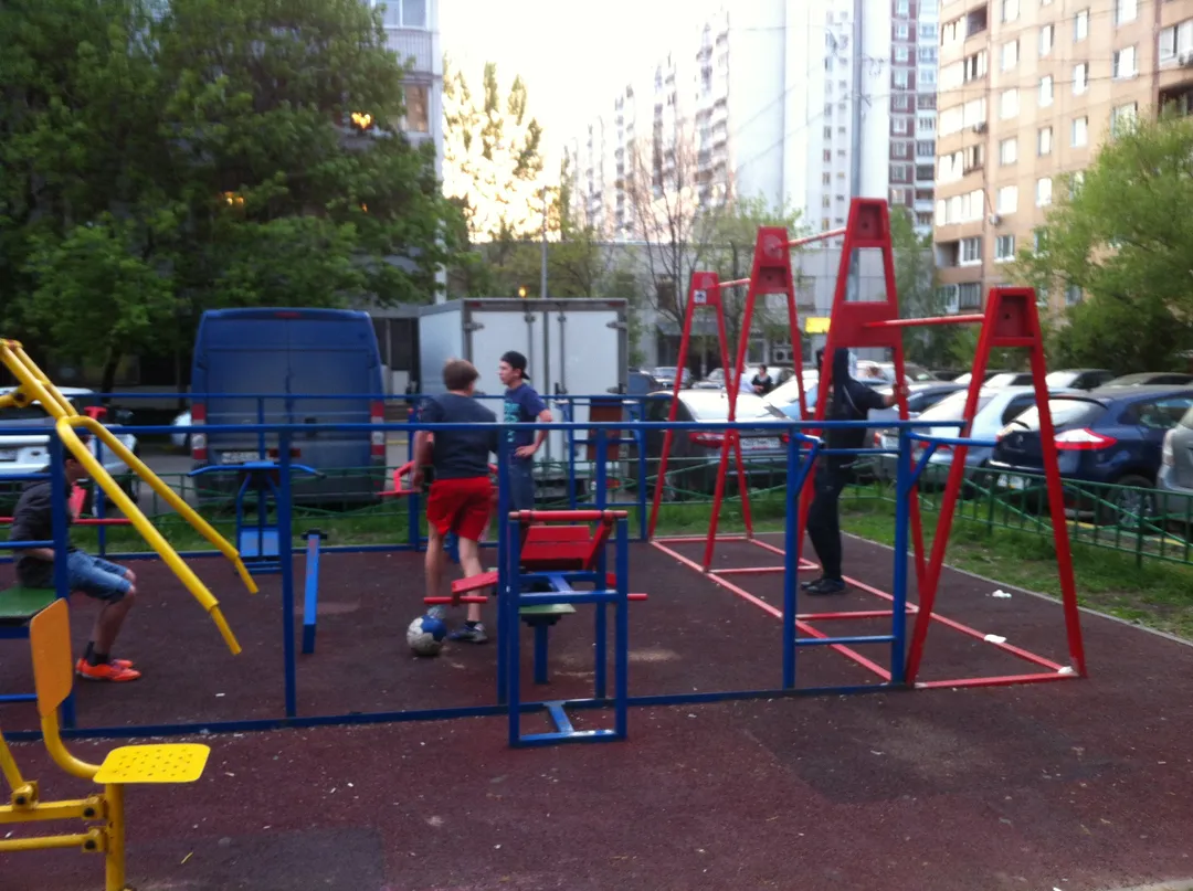 Bară de tracțiuni la Calisthenics Park at Весенняя улица, Москва – fotografia 1 din 1