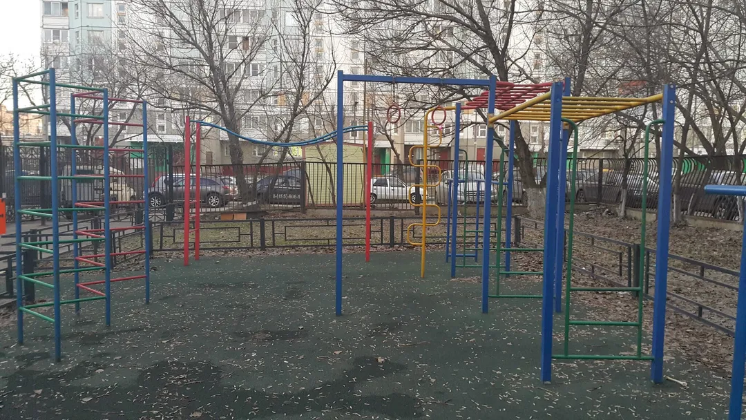 Barres parallèles à Calisthenics Park at Береговой проезд, Москва – photo 2 sur 3