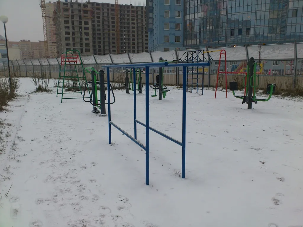 Bară de tracțiuni la Calisthenics Park at Мебельная улица, Санкт-Петербург – fotografia 1 din 5