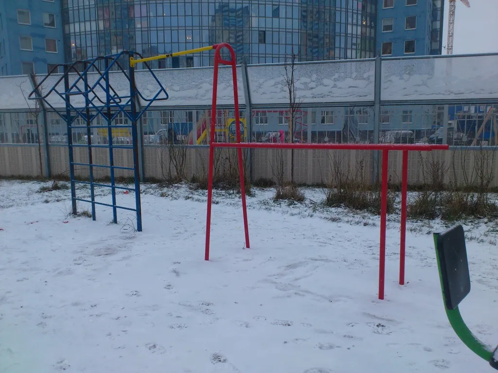 Bare paralele la Calisthenics Park at Мебельная улица, Санкт-Петербург – fotografia 2 din 5