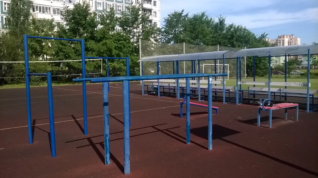 Sbarra per trazioni presso Calisthenics Park at Камышовая улица, Санкт-Петербург – foto 1 di 2
