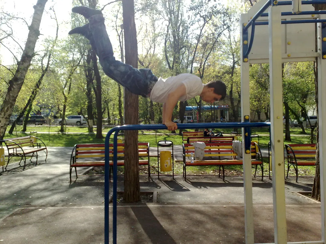 Klimmzugstange bei Calisthenics Park at Гагарин даңғылы, Алматы – Foto 6 von 6