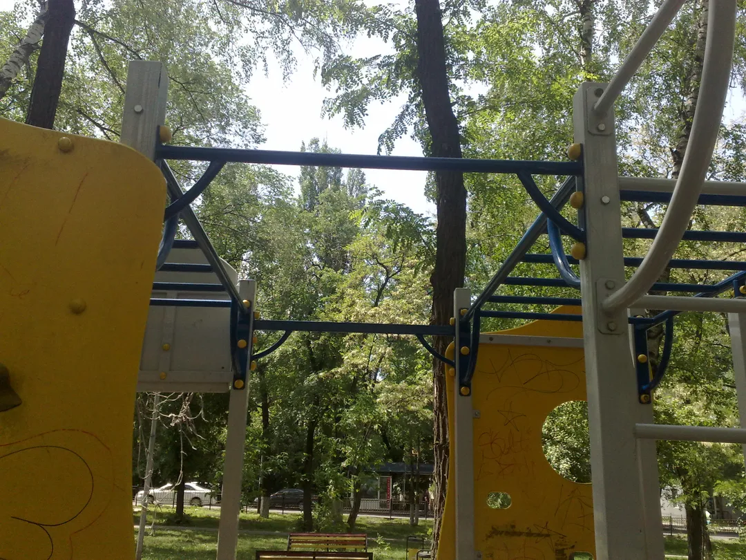 Hangelstange bei Calisthenics Park at Гагарин даңғылы, Алматы – Foto 3 von 6