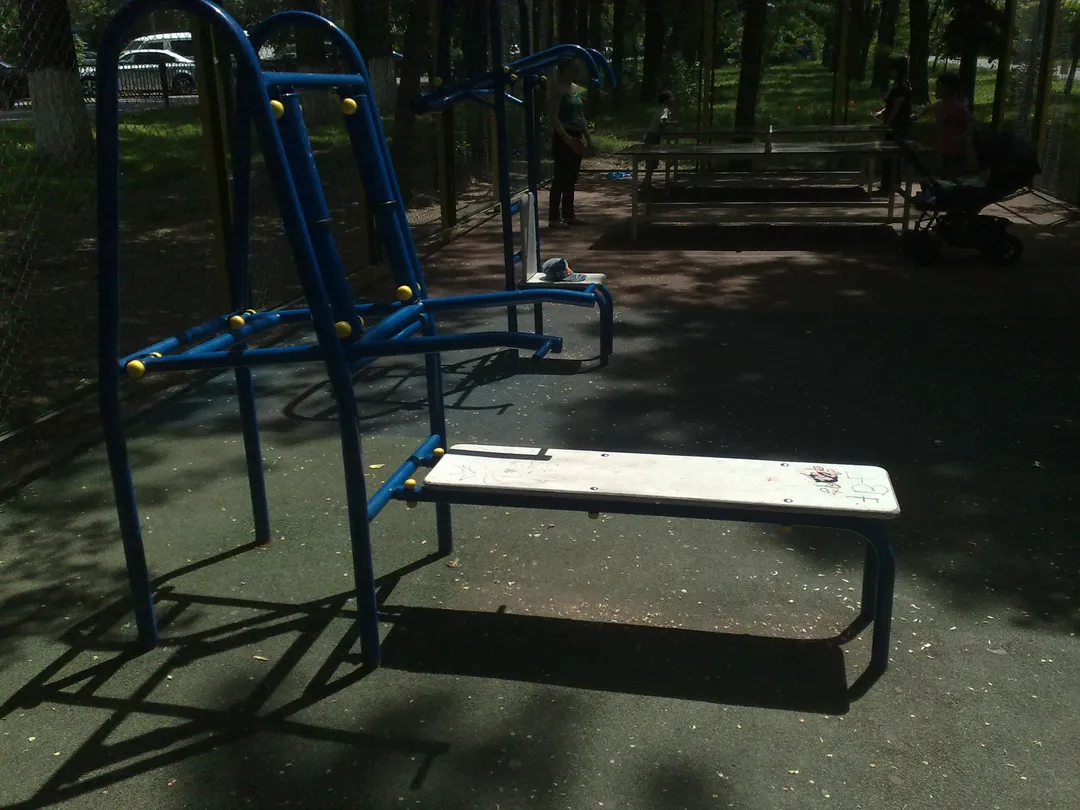 Bauchbank bei Calisthenics Park at Гагарин даңғылы, Алматы – Foto 4 von 6