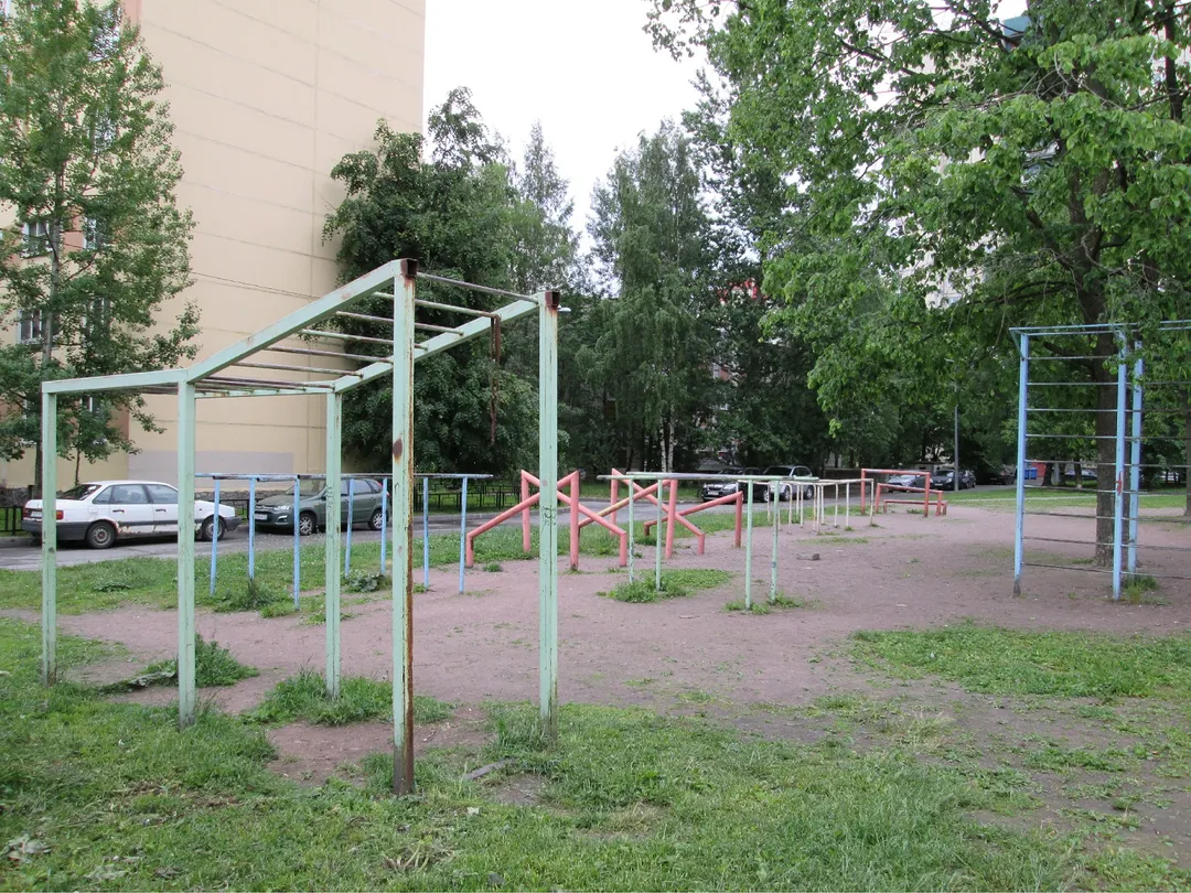 Sbarra per trazioni presso Calisthenics Park at улица Хошимина, Санкт-Петербург – foto 1 di 3