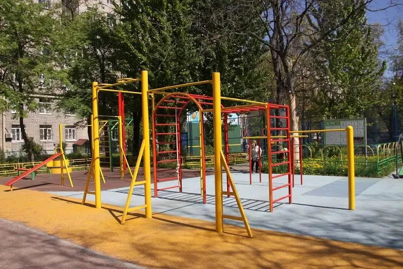 Sbarra per trazioni presso Calisthenics Park at Бассейная улица, Санкт-Петербург – foto 1 di 3