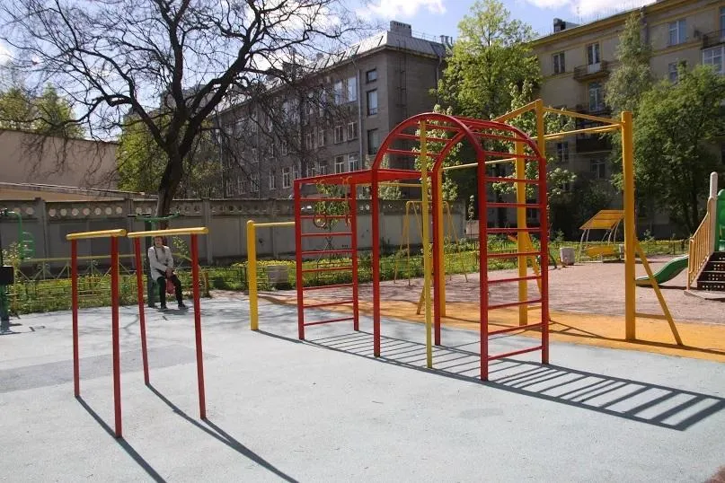 Parallele presso Calisthenics Park at Бассейная улица, Санкт-Петербург – foto 2 di 3