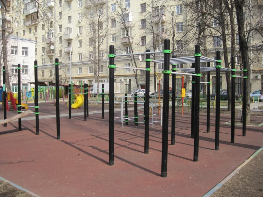 Sbarra per trazioni presso Calisthenics Park at 2-я Кабельная улица, Москва – foto 1 di 2
