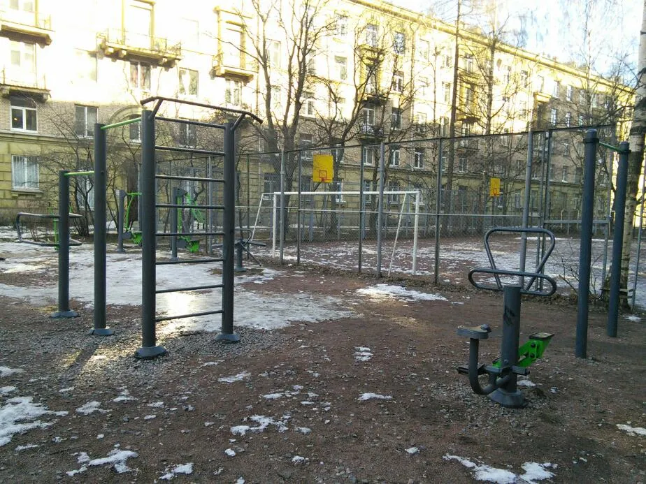 Sbarra per trazioni presso Calisthenics Park at улица Курчатова, Санкт-Петербург – foto 1 di 6
