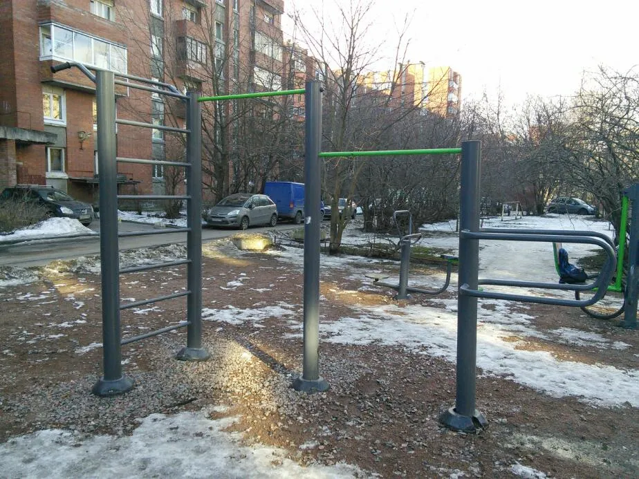 Parallele presso Calisthenics Park at улица Курчатова, Санкт-Петербург – foto 2 di 6