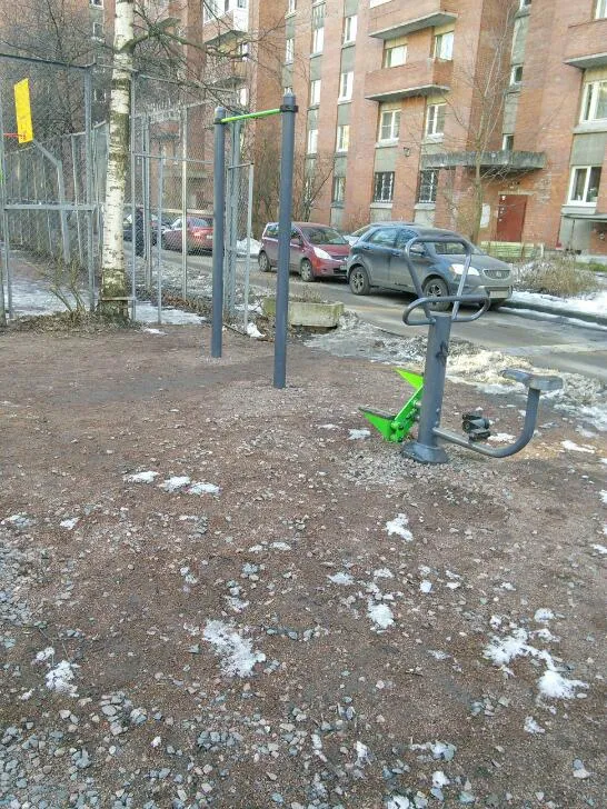 Spalliera presso Calisthenics Park at улица Курчатова, Санкт-Петербург – foto 3 di 6