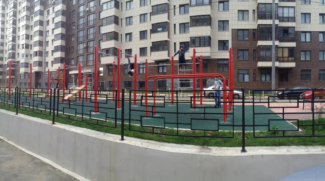 Sbarra per trazioni presso Calisthenics Park at улица Колпакова, Мытищи #wp2082 – foto 1 di 3