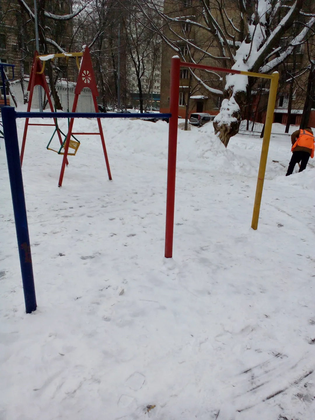 Лавка для преса на майданчику Calisthenics Park at Щербаковская улица, Москва – фото 4 з 5