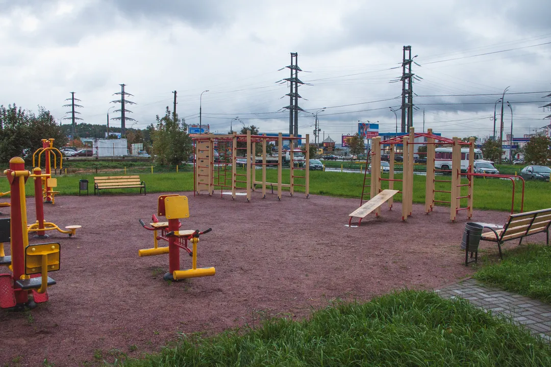 Bară de tracțiuni la Calisthenics Park at Митинская улица, Москва – fotografia 1 din 6