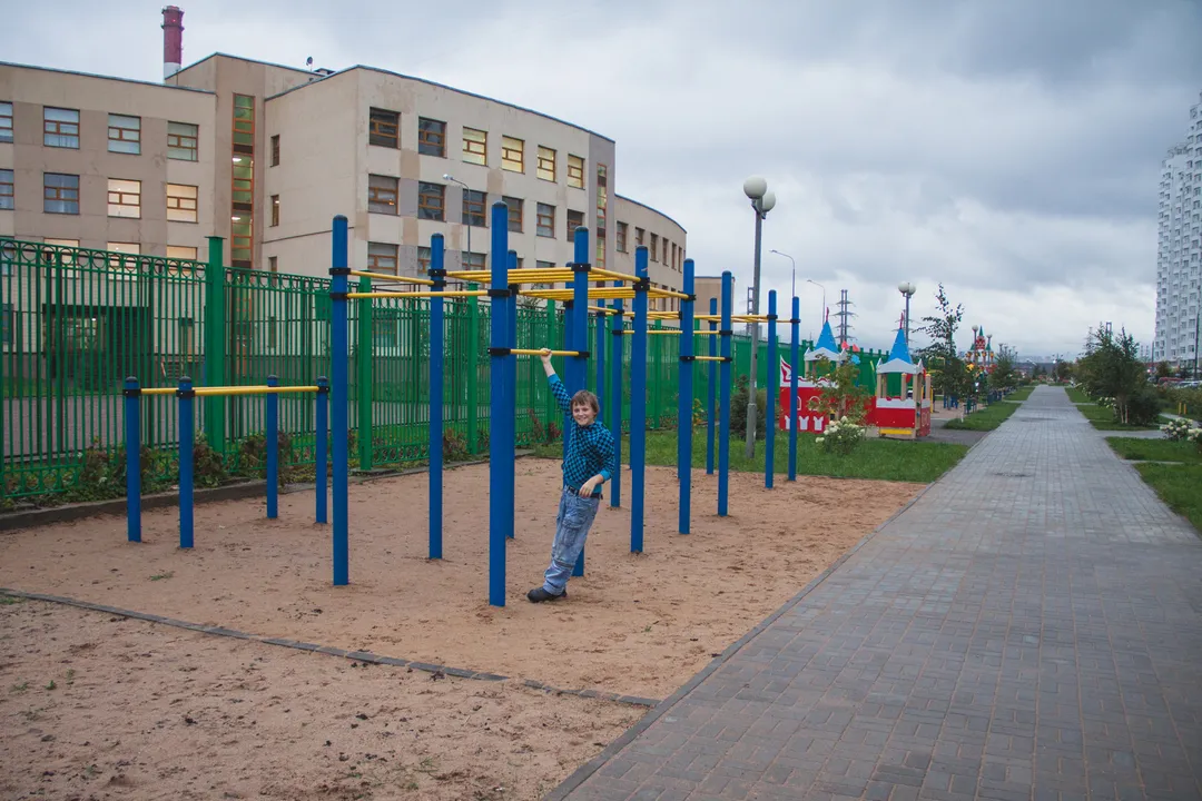Bancă pentru abdomen la Calisthenics Park at Митинская улица, Москва – fotografia 5 din 6