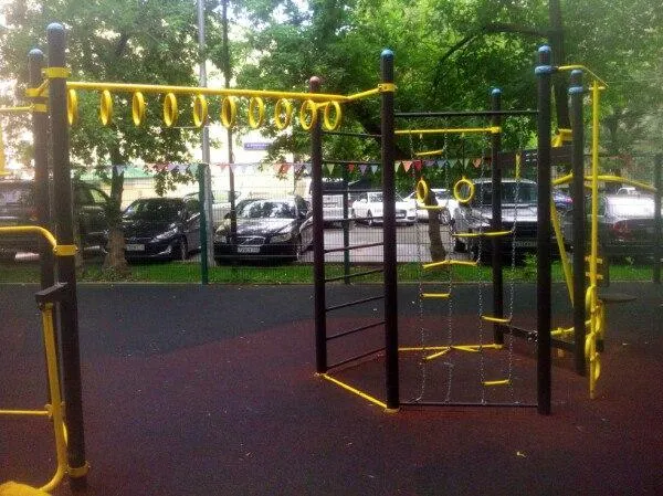 Barra de Dominadas en Calisthenics Park at Большой Лёвшинский переулок, Москва – foto 5 de 6