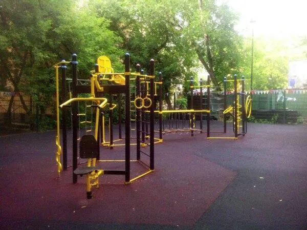 Barras Paralelas en Calisthenics Park at Большой Лёвшинский переулок, Москва – foto 2 de 6