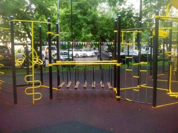 Barras Paralelas en Calisthenics Park at Большой Лёвшинский переулок, Москва – foto 6 de 6