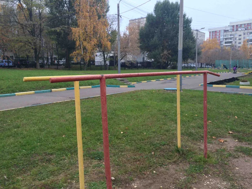 Barre de traction à Calisthenics Park at Шипиловская улица, Москва #wp2100 – photo 1 sur 4