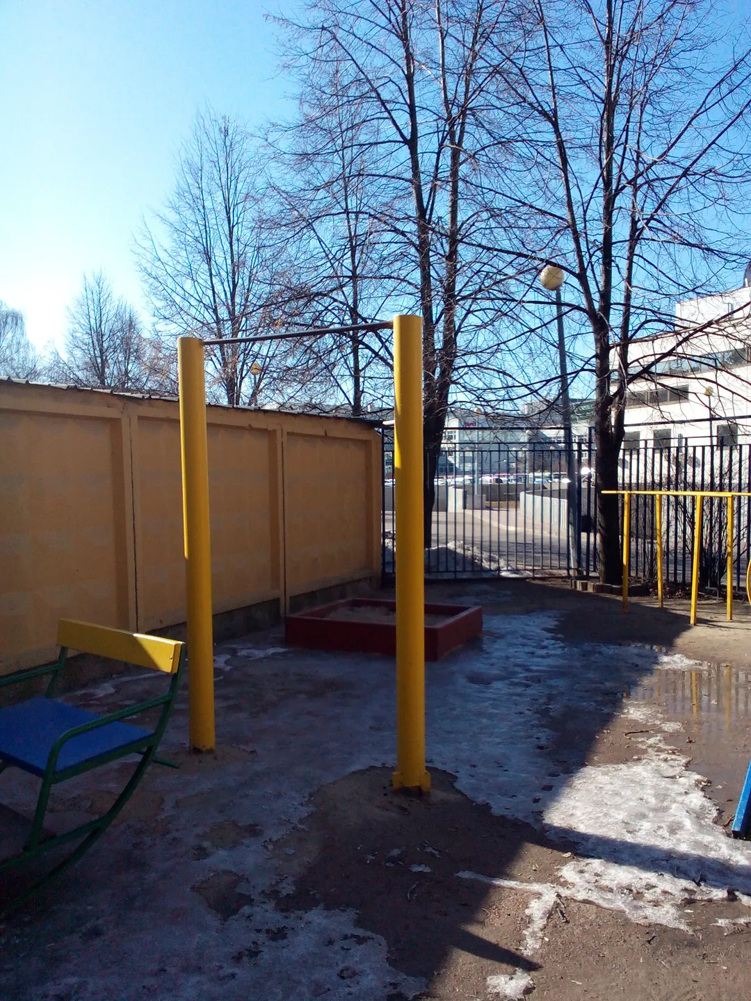 Barres parallèles à Calisthenics Park at Бережковская набережная, Москва – photo 2 sur 3