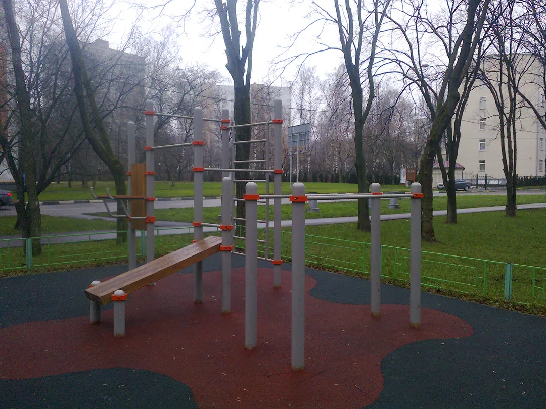 Bare paralele la Calisthenics Park at 16-я Парковая улица, Москва – fotografia 2 din 2