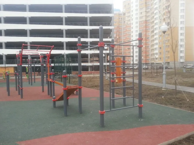 Sbarra per trazioni presso Calisthenics Park at Красногорский бульвар, Красногорск – foto 1 di 3