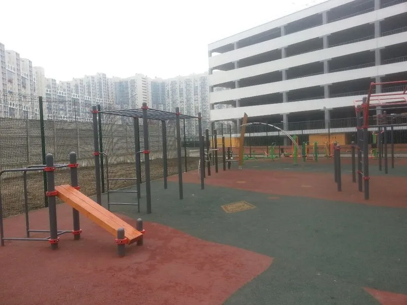 Parallele presso Calisthenics Park at Красногорский бульвар, Красногорск – foto 2 di 3