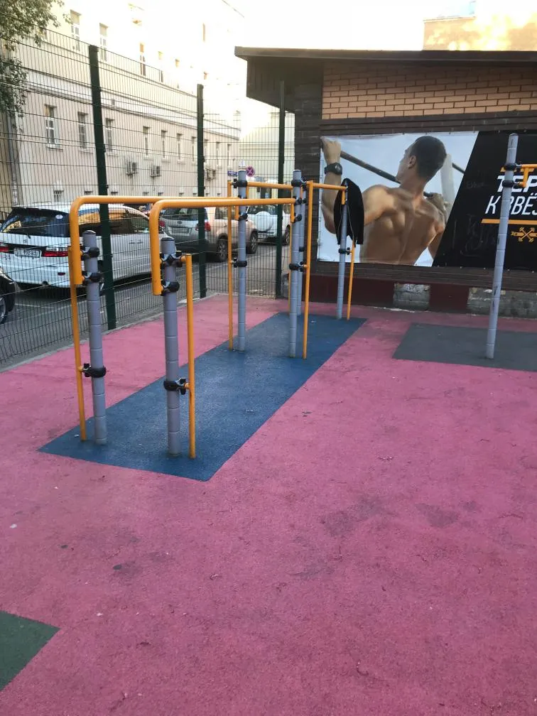 Barre de traction à Calisthenics Park at 6-й Монетчиковский переулок, Москва – photo 1 sur 3