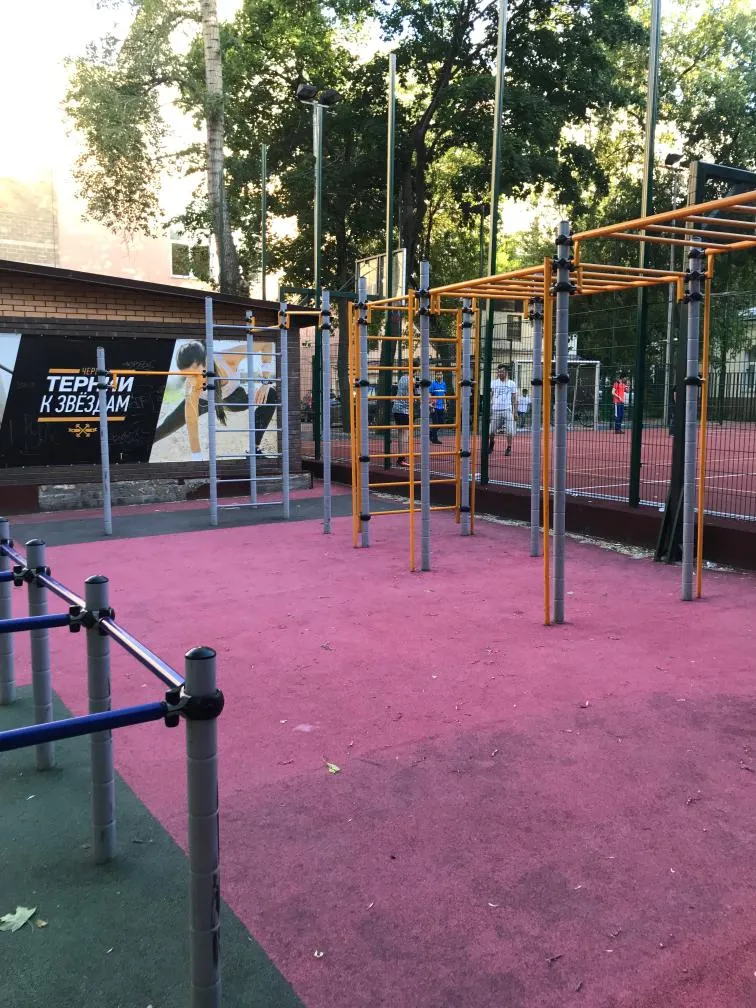 Barres parallèles à Calisthenics Park at 6-й Монетчиковский переулок, Москва – photo 2 sur 3