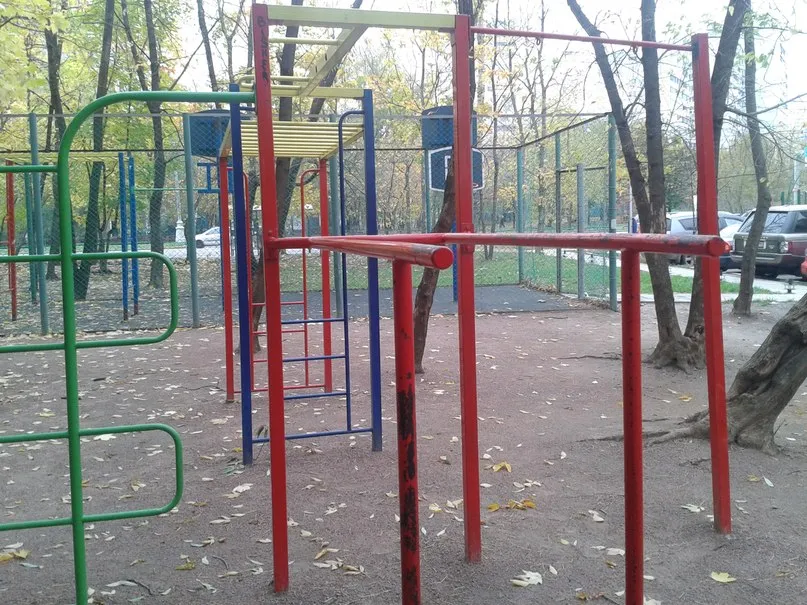 Parallele presso Calisthenics Park at Молодогвардейская улица, Москва – foto 2 di 2