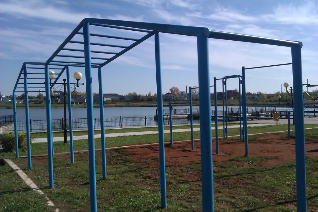 Брусья на площадке Calisthenics Park at улица Шевченко, Альметьевск – фото 2 из 3