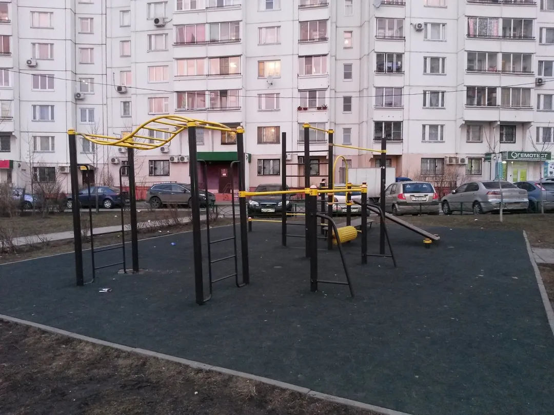 Bare paralele la Calisthenics Park at Изюмская улица, Москва #wp2121 – fotografia 2 din 4