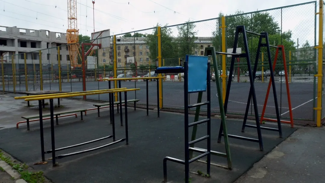 Sbarra per trazioni presso Calisthenics Park at Ленинградская улица, Киров – foto 1 di 4