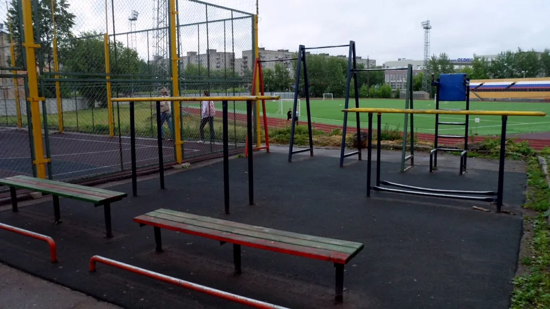 Sbarra per trazioni presso Calisthenics Park at Ленинградская улица, Киров – foto 3 di 4