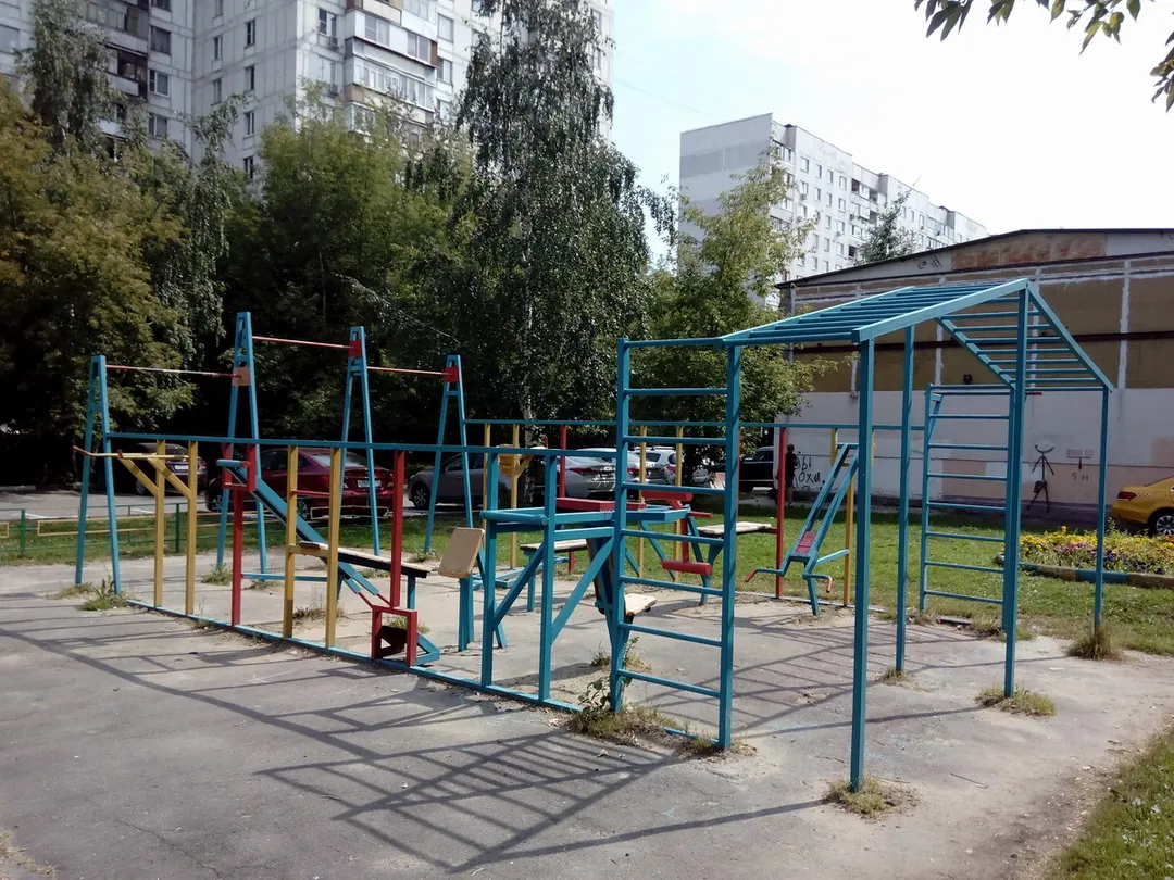 Bară de tracțiuni la Calisthenics Park at Луганская улица, Москва – fotografia 1 din 2