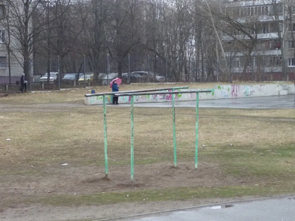 Bare paralele la Calisthenics Park at улица Дугина, Жуковский – fotografia 2 din 8
