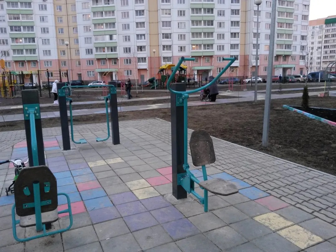 Barres parallèles à Calisthenics Park at Изюмская улица, Москва #wp2133 – photo 2 sur 6
