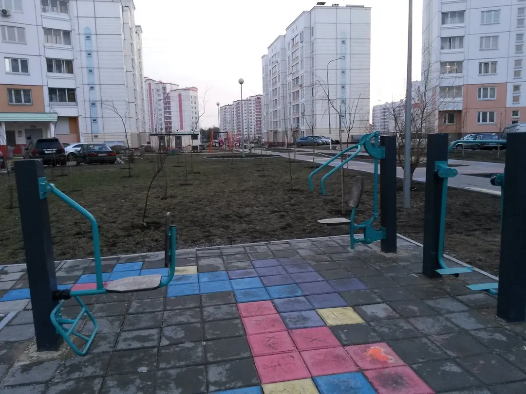 Barre de traction à Calisthenics Park at Изюмская улица, Москва #wp2133 – photo 1 sur 6