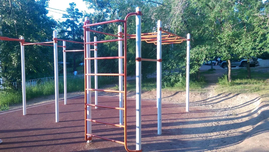 Sbarra per trazioni presso Outdoor Gym in Центральный район, Чита – foto 9 di 10