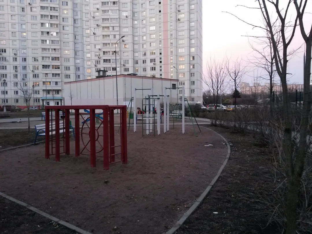 Barras Paralelas en Calisthenics Park at Изюмская улица, Москва #wp2143 – foto 2 de 3
