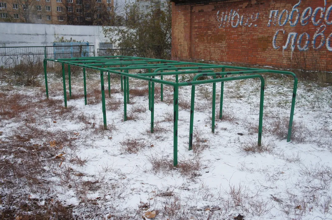Sbarra per trazioni presso Calisthenics Park at улица Кижеватова, городской округ Пенза – foto 5 di 5