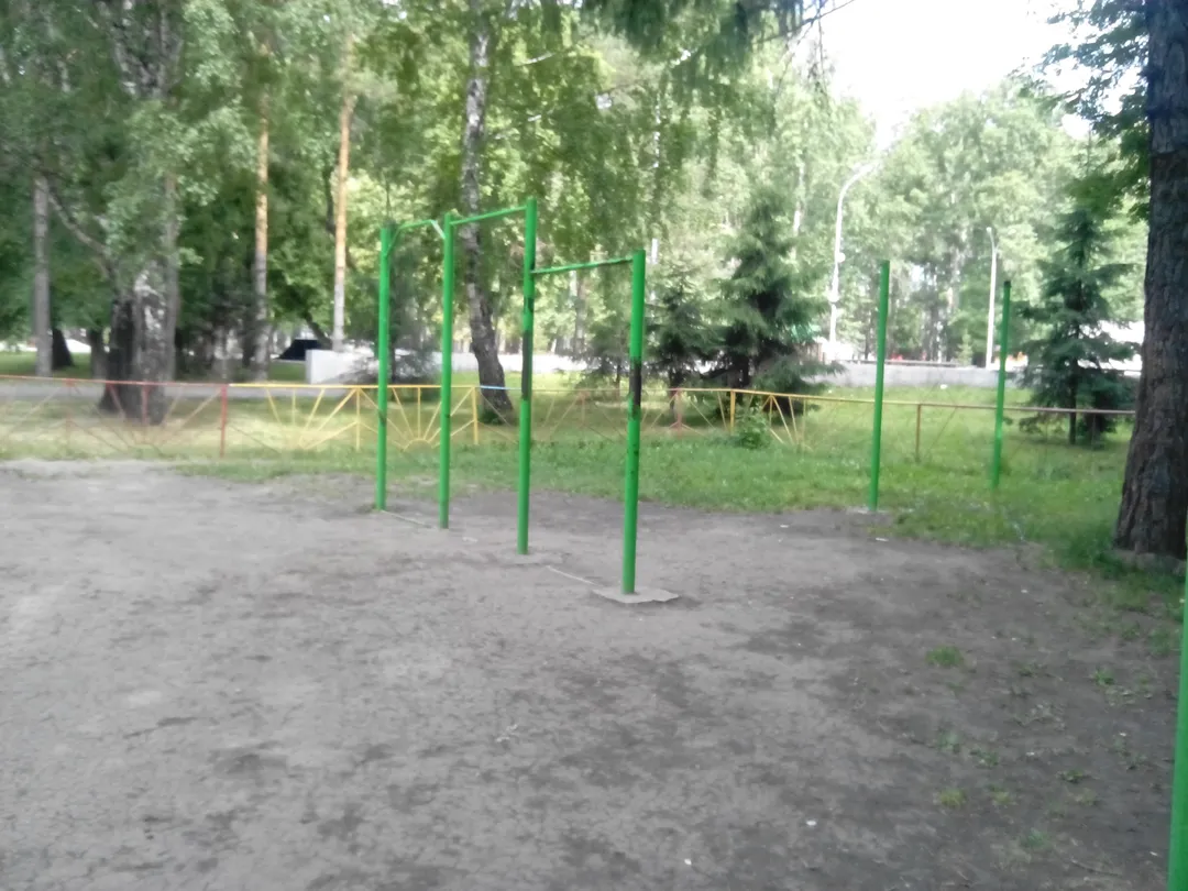 Parallele presso Calisthenics Park at проспект Ленина, Кемерово – foto 2 di 3