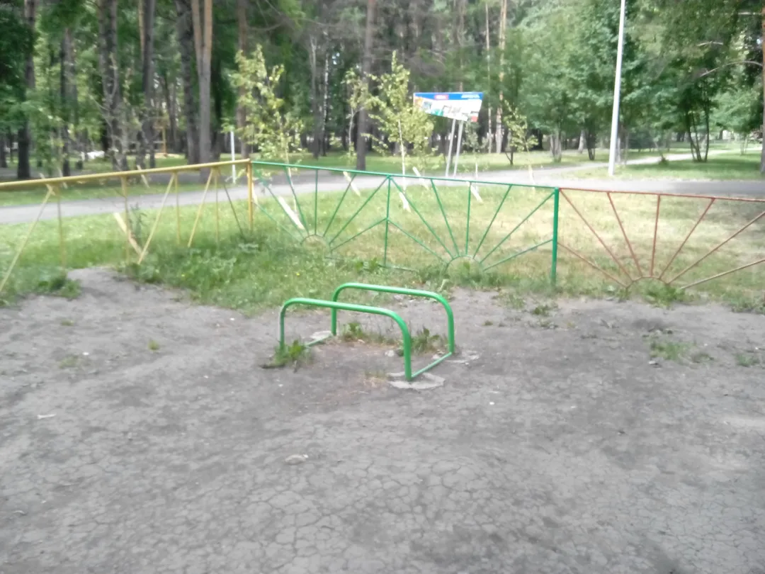 Parallele basse presso Calisthenics Park at проспект Ленина, Кемерово – foto 3 di 3